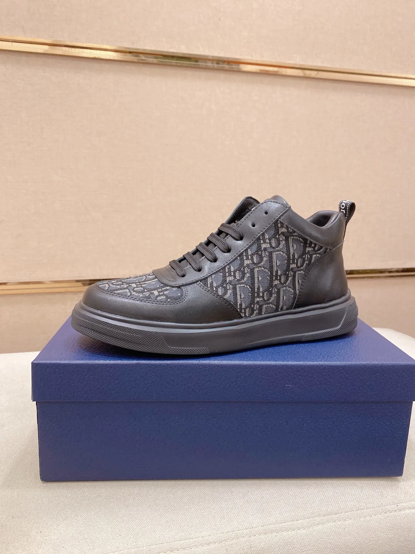 Men's shoes💰 440💰🇮🇹🇮🇹Dior d The new high-tops are on sale at the same time at the counter. The uppers are 🇮🇹 Italian imported first-layer cowhide, and the fully imported sheepskin lining is 💪💪. It is a complete 1⃣️ to 1⃣️ replica 🇮🇹💪💪. ⚠Sole: The original sole is specially provided by the original factory. The exclusive movable molded sole is super comfortable. ⚠Original factory follow-up goods, 🔍🔍high quality, you can enter and exit the counter at will, welcome to compare⚠. Code number:38-44